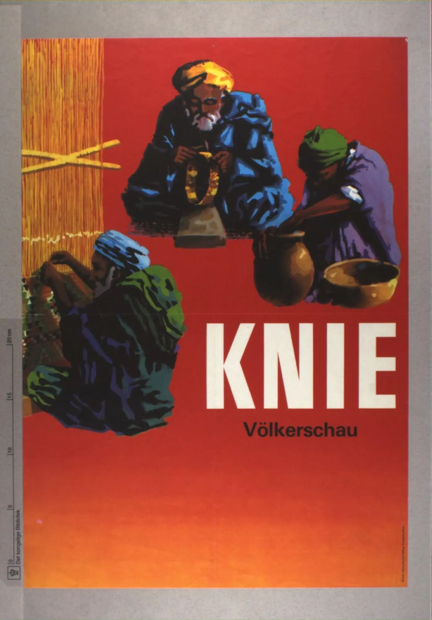 Plakat mit rotem Hintergrund: Drei Männer in bunten Gewändern und Turbanen führen Handarbeiten aus – einer webt, einer hält Schmuck, einer arbeitet mit Tongefässen. Darunter steht gross "KNIE" und kleiner "Völkerschau".
